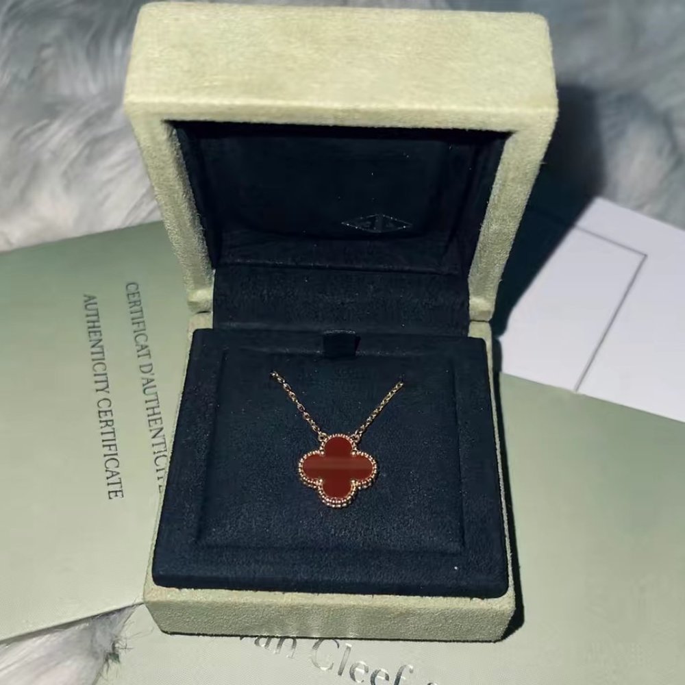 Van Cleef & Arpels vintage Alhambra pendant ❤️